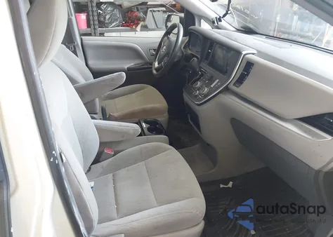 2017 Toyota Sienna Le 7 Passenger z USA, uszkodzony, nr VIN 5TDJZ3DC4HS180642